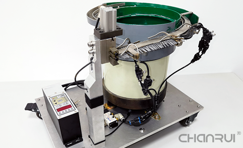 ブラインドリベット自動供給機｜振動ボウル自動上料機構。振動ボウル、直線フィーダー、コントローラーを備え、高速整列・自動リベット取り出しが可能